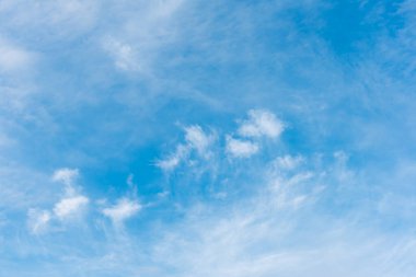 Güzel mavi gökyüzü ve beyaz bulutların arkaplan kullanımı için gündüz zamanı görüntüsü.