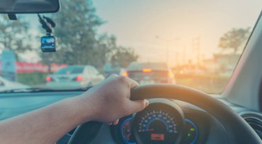 Arka plan kullanımı için gündüz vakti araba kullanan insanların klasik ton görüntüsü. (içeriden fotoğraf çek sürücü eline odaklan)