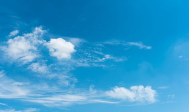 arkaplan kullanımı için mavi gökyüzü ve beyaz bulutların gündüz görüntüsü.