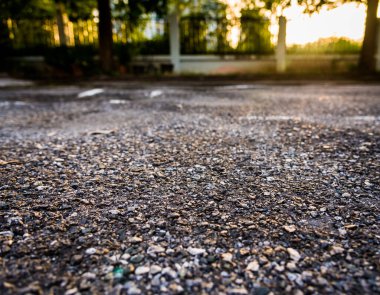 Hasarlı asfalt sokak saatinin klasik ton görüntüsü.