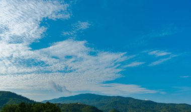 Wat Phra 'yı görmek için tropik yeşil dağ ormanı Doi Kham tapınağı ve Chiang Mai, Tayland' da bulutlu bir hava günü..