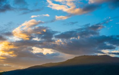 Sıcak turuncu ışık ve arka planda dağ ile dramatik mavi gökyüzü görüntüsü Doi Suthep Chiang Mai, Tayland.