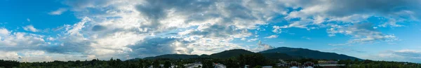 背景には山と夕日の空のシルエットのパノラマ写真 — ストック写真