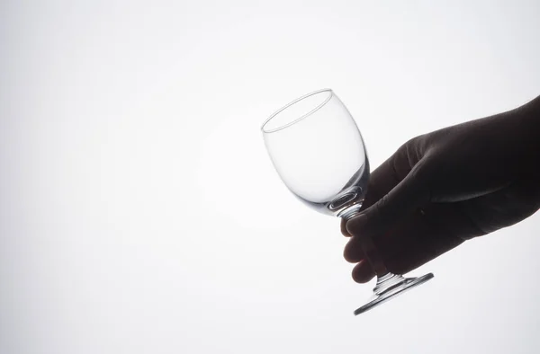 Bild Der Hand Hält Glas Blauen Farbton Hintergrund — Stockfoto