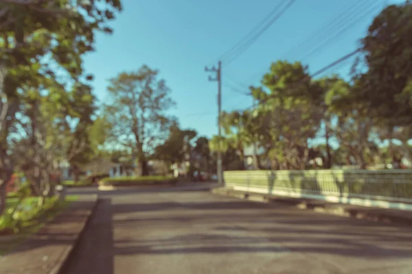 公园里阳光明媚的模糊人行道的老式色调图像 供背景使用 — 图库照片