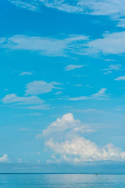 Obraz Kajaka Morzu Zachmurzone Błękitne Niebo Nad Nim Pionowe — Zdjęcie stockowe