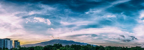 泰国清迈Doi Suthep蓝天 青山的复古色调全景图像 — 图库照片