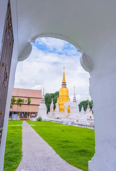 Изображение Золотой Пагоды Ват Суан Док Чиангмай Таиланд — стоковое фото