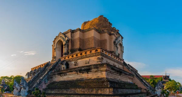 Obraz Przełomowej Buddyjskiej Pagody Wat Chedi Luang Chiang Mai Tajlandia — Zdjęcie stockowe