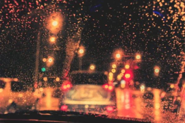 Imagem Borrão Tom Vintage Pessoas Dirigindo Carro Noite Enquanto Chove — Fotografia de Stock