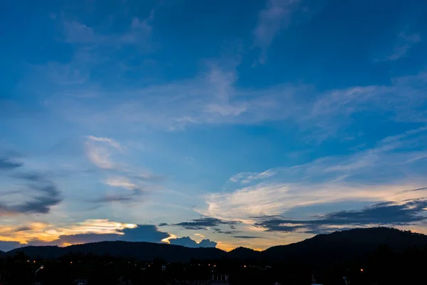 背景中的山与日落天空的轮廓 — 图库照片
