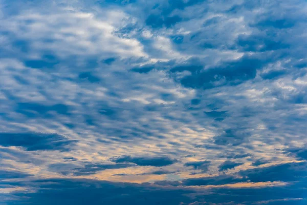 ภาพของท องฟ าและเมฆส ขาวในเวลากลางว าหร บการใช งานพ นหล — ภาพถ่ายสต็อก