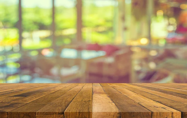 空旷的木桌和老式的色调模糊了咖啡店的背景 — 图库照片