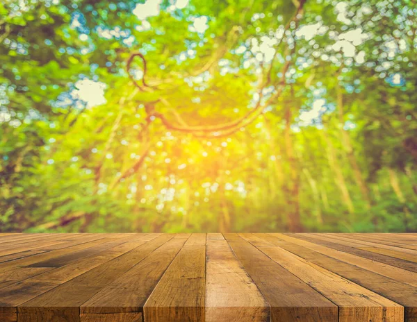 Dřevěný Stůl Abstraktní Rozmazaný Obraz Zeleného Stromu Bokeh Pro Použití — Stock fotografie
