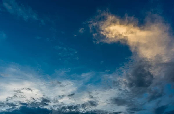 昼間の青空と白い雲のイメージ 水平方向 — ストック写真