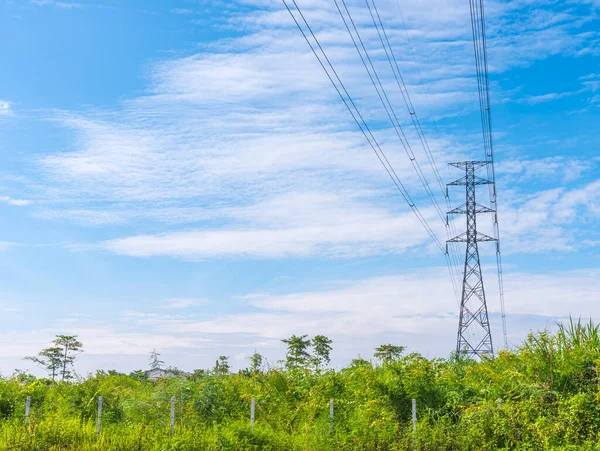 Imagen Cable Eléctrico Alto Voltaje Cielo Azul Fondo Nube Blanca — Foto de Stock