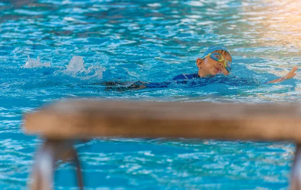 Imagen Chico Asiático Piscina — Foto de Stock