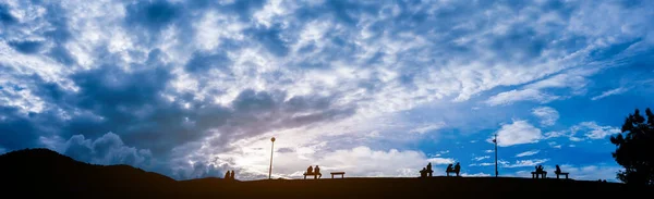 Silhueta Imagem Panorâmica Das Pessoas Têm Atividade Livre Hora Pôr — Fotografia de Stock