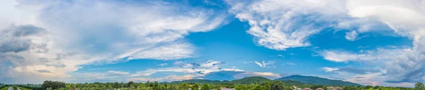 背景の青い空と山のパノラマ画像 Sup Chiang Mai Thailand — ストック写真