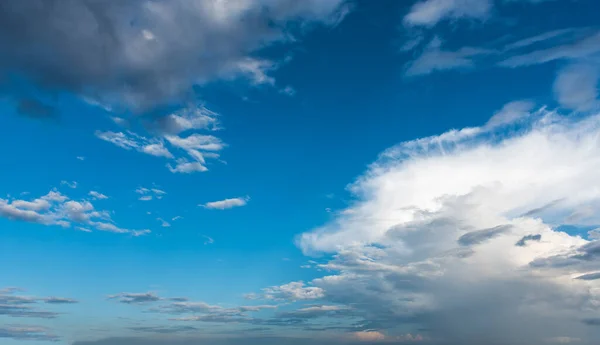 Gambar Langit Biru Dan Awan Putih Pada Hari Waktu Untuk — Stok Foto