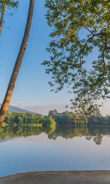 Bild Des Sees Und Des Berges Mit Wunderschönem Blauen Himmel — Stockfoto