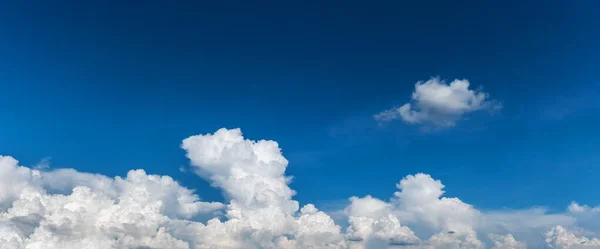 Arkaplan Kullanımı Için Mavi Gökyüzü Beyaz Bulutun Panorama Görüntüsü — Stok fotoğraf