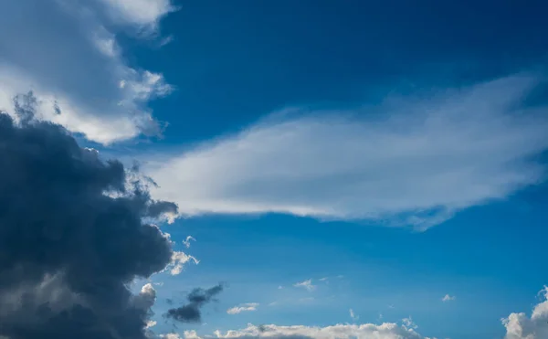 昼間の青空と白い雲のイメージを背景に使用します — ストック写真