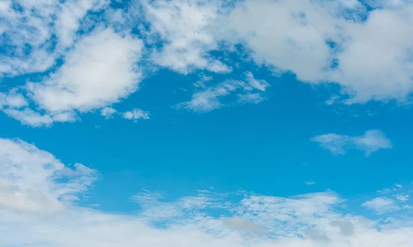 ภาพของท องฟ าและเมฆส ขาวในเวลากลางว — ภาพถ่ายสต็อก