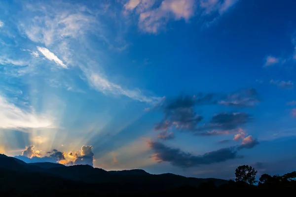Изображение Горы Облачного Неба Выглядит Улыбка Лица Дневное Время — стоковое фото