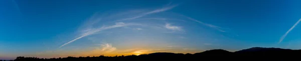 Σιλουέτα Πανόραμα Πλάνο Εικόνα Του Ουρανού Βουνό Και Ηλιοβασίλεμα Στο — Φωτογραφία Αρχείου