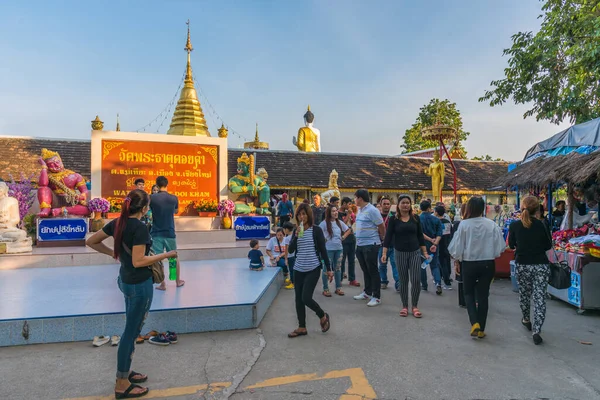 Chiang Mai Thailand Outubro 2016 Pessoas Irreconhecíveis Templo Antigo Estátua — Fotografia de Stock