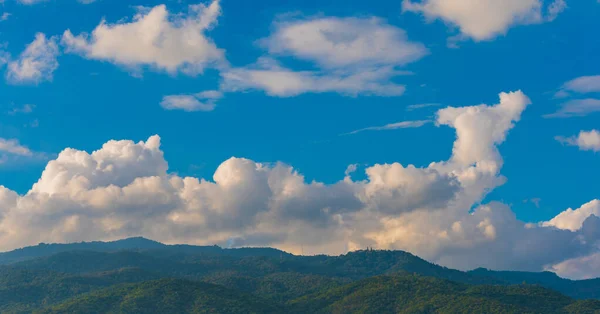 Imagem Floresta Tropical Montanha Verde Céu Nublado Dia Tempo — Fotografia de Stock