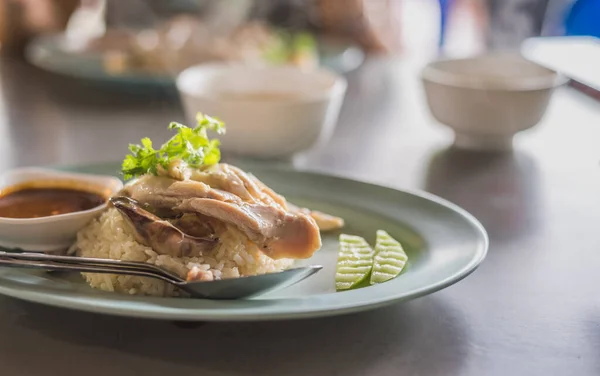 泰国风格的煮鸡配米饭 土豆泥 配上青黄瓜的图像 — 图库照片
