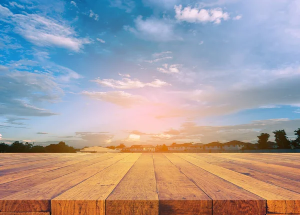 Bild Von Holztisch Und Unscharfem Haus Und Wolkenlosem Blauen Himmel — Stockfoto