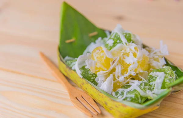 Thailändsk Stil Kassava Dessert Banan Blad Platta Trä Bord — Stockfoto