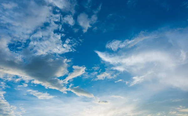 蓝天和白云的图像 供背景使用 — 图库照片