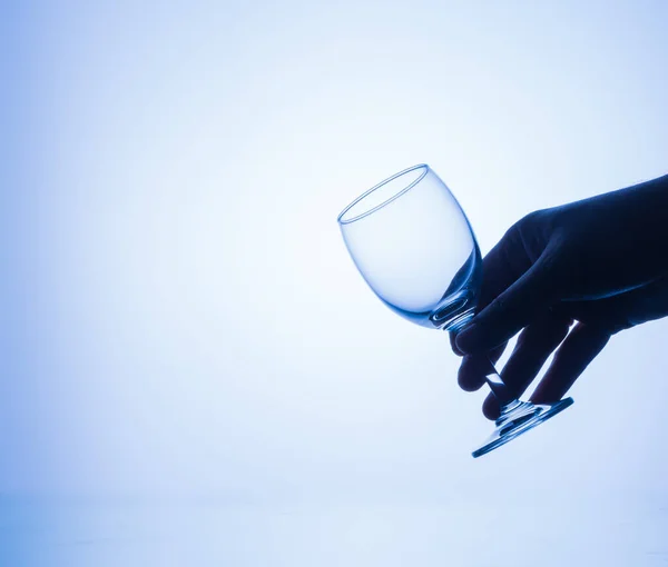 Bild Der Hand Hält Glas Blauen Farbton Hintergrund — Stockfoto