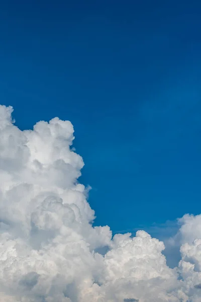 Gambar Langit Biru Dan Awan Putih Pada Hari Waktu Untuk — Stok Foto