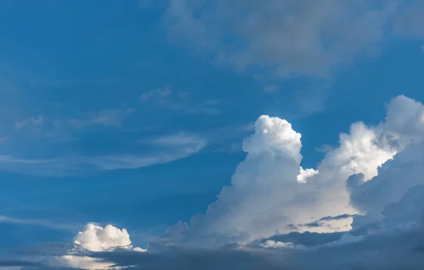 蓝天和白云的图像在白天的背景使用 — 图库照片