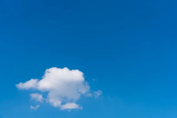 Arka Plan Kullanımı Için Mavi Gökyüzü Beyaz Bulutun Gündüz Görüntüsü — Stok fotoğraf