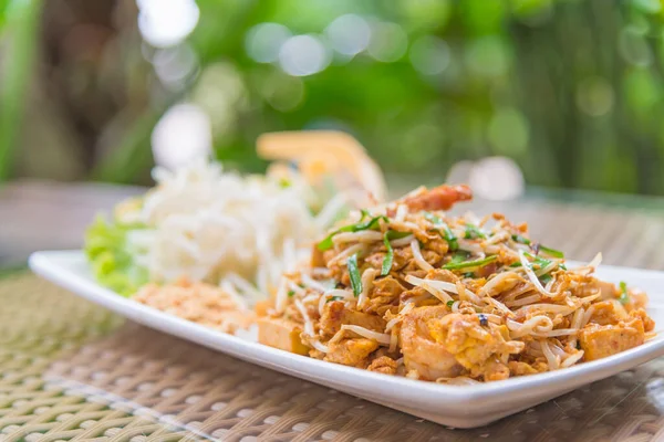 泰国风格的热甜面 泰国菜 绿色花园背景模糊 — 图库照片
