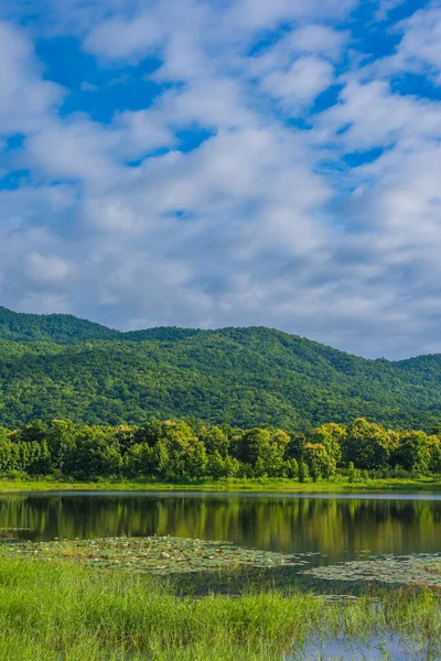 Beeld Van Schoonheid Zonnige Dag Het Meer Met Groene Berg — Stockfoto