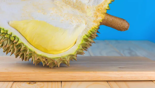 Obraz Dojrzałego Duriana Żółtą Miazgą Drewnianym Stole — Zdjęcie stockowe