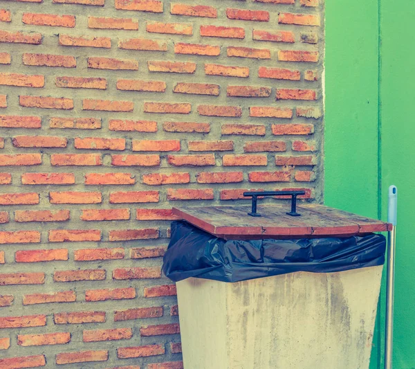 赤レンガの壁の背景を持つごみ箱のヴィンテージトーンイメージ — ストック写真