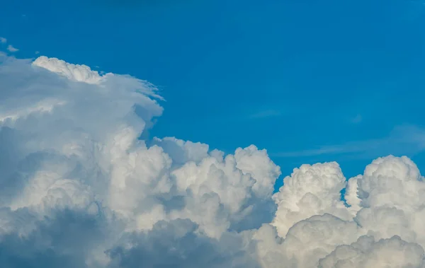 Gambar Langit Biru Dan Awan Putih Pada Hari Waktu Untuk — Stok Foto