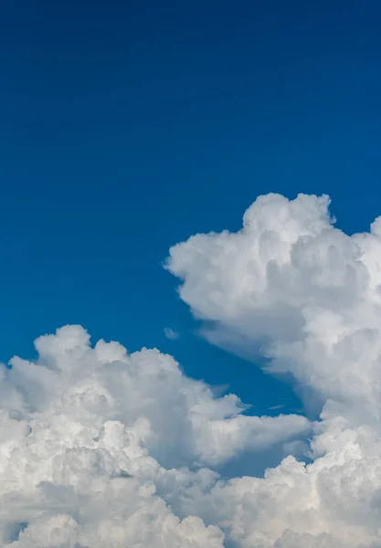 Gambar Langit Biru Dan Awan Putih Pada Hari Waktu Untuk — Stok Foto