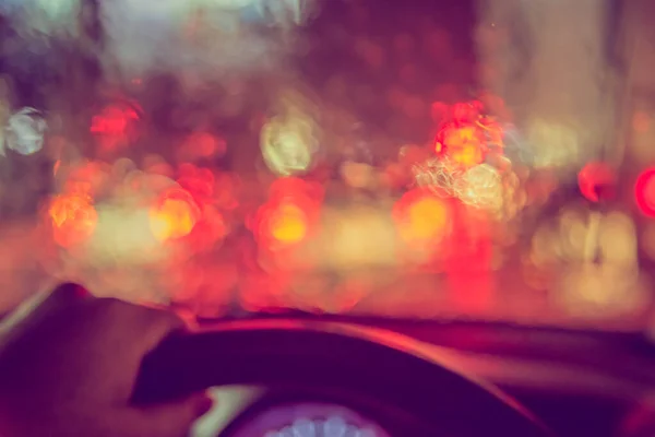 Vintage Ton Rozmyty Obraz Ludzi Jazdy Samochodem Nocy Kropli Deszczu — Zdjęcie stockowe