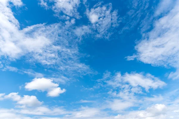 昼間の青空と白い雲のイメージを背景に使用します — ストック写真