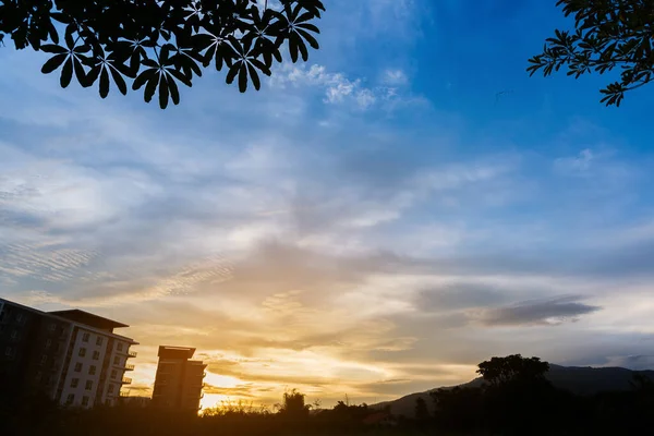 泰国清迈Doi Suthep背景的蓝天 青山公寓图像 — 图库照片