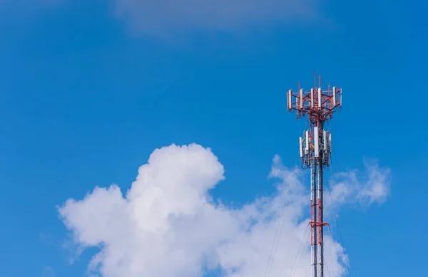 Beeld Van Tele Radio Toren Met Blauwe Lucht — Stockfoto